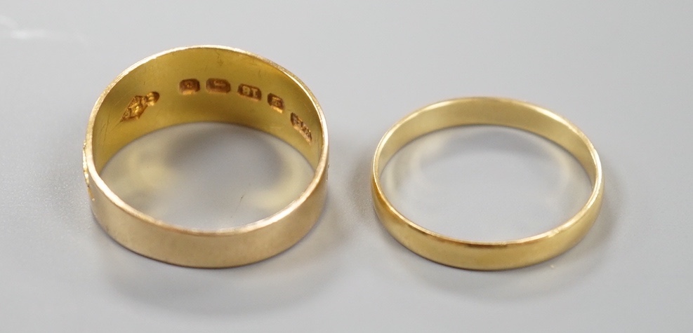 A late Victorian 18ct gold band, embossed with the phrase 'I Cling To Thee', size P/Q and a later 18ct gold wedding band, size P/Q